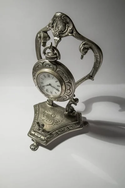 Relógio de mesa prata antigo isolado no fundo branco — Fotografia de Stock