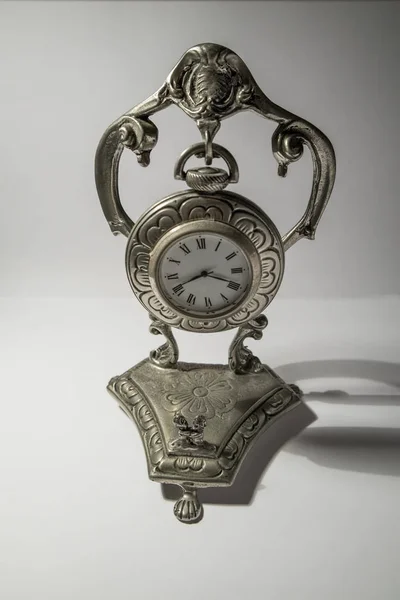 Relógio de mesa prata antigo isolado no fundo branco — Fotografia de Stock