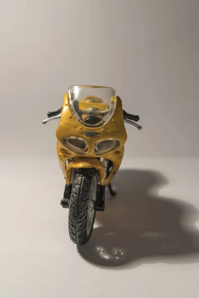 Moto sportiva gialla in miniatura, isolata su fondo bianco — Foto Stock