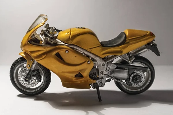 Miniaturní žlutý sportovní motocykl, izolovaný na bílém pozadí — Stock fotografie