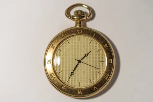 Ouro, relógio de bolso antigo isolado no fundo branco — Fotografia de Stock