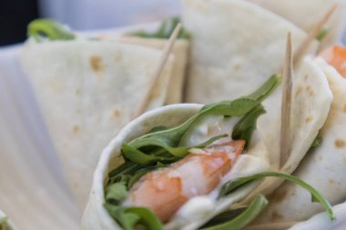 Marul ve mayonez ile karides şal. Gormet gıda