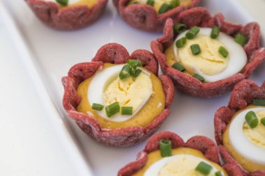 Hardal sosu ve mayonez ile coderniz yumurta ile gözlük, 