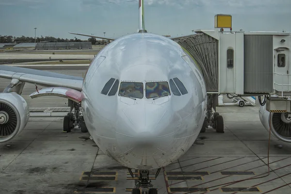 Αεροπλάνο σταθμευμένο στην ποδιά για την προμήθεια και την είσοδο των επιβατών — Φωτογραφία Αρχείου