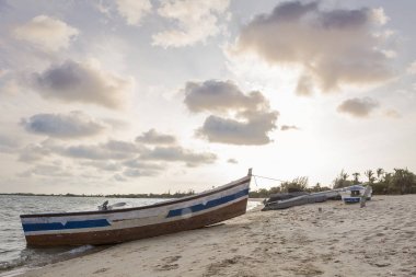 Sunset bulvarında tekneler ile angola tropikal ada mussulo.