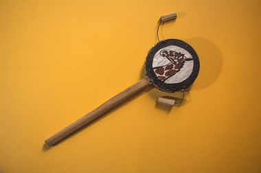 Afrika müzik enstrümanı üzerinde sarı arka plan izole