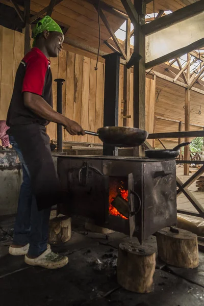 ROCA / SAO TOME - 3 JAN 2016 - Cozinheiro rural africano prepara refeição i — Fotografia de Stock