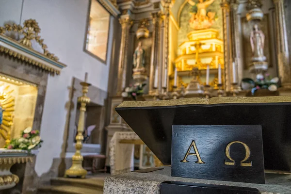 Ωμέγα και άλφα σύμβολα σε ένα βιβλίο εκκλησία. — Φωτογραφία Αρχείου