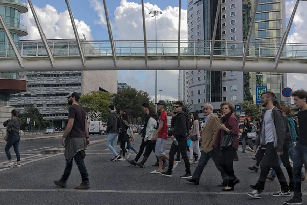 LISBOA / PORTUGAL-12 MAIO 2017-Pessoas que atravessam a passarela ao lado de — Fotografia de Stock