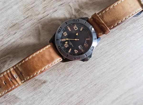 Relógio de couro com fundo de madeira clara — Fotografia de Stock