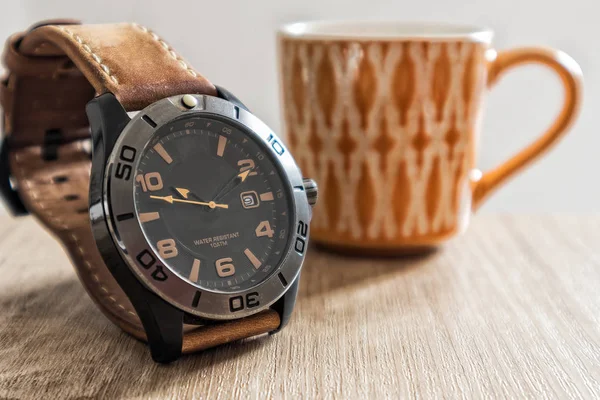 Relógio de couro com copo de café — Fotografia de Stock