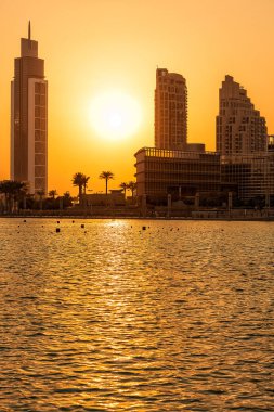 Dubai binalar ile göl ön planda silüeti
