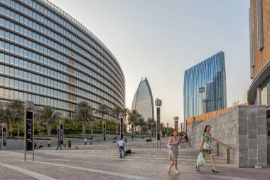 BAE/Dubai - 14 Eylül 2012 - dubai sokaklarda yürüyen insanlar
