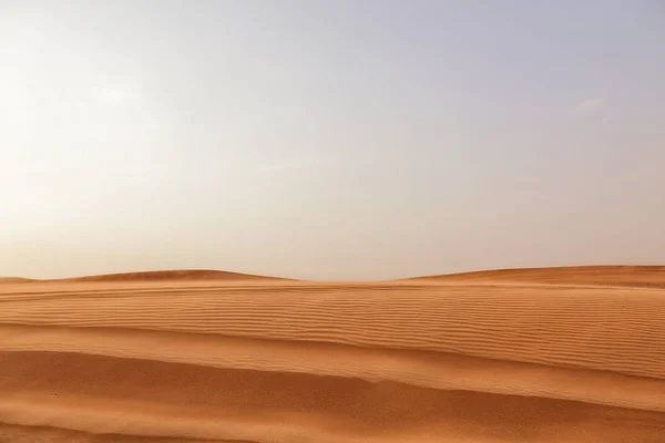 Низкий вид песка пустыни — стоковое фото