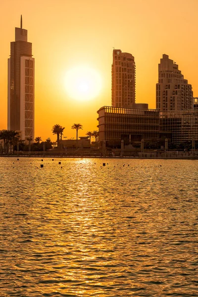 Silhouet van Dubai gebouwen met meer op de voorgrond — Stockfoto
