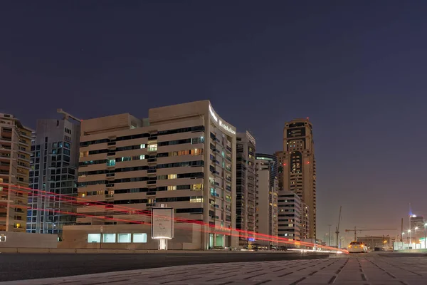 Verenigde Arabische Emiraten/Dubai - 14 Sep 2012 - licht paden op internet stad — Stockfoto