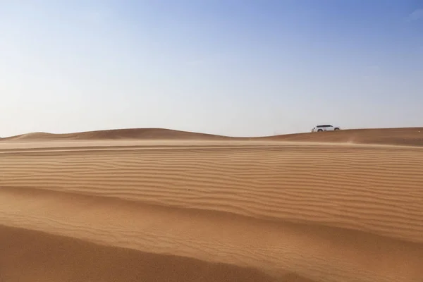 Автомобиль для езды на вершине дюны в пустыне . — стоковое фото