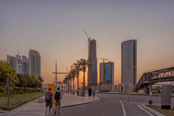 Mensen lopen in de straten van dubai — Stockfoto