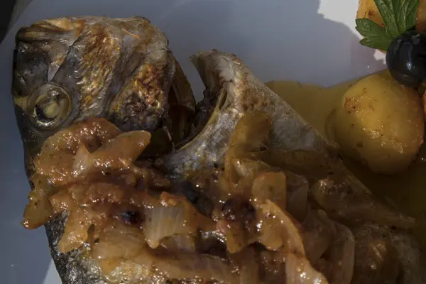 Pesce al forno, dorato con patate bollite e olive i — Foto Stock
