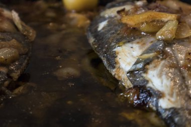 Balık pişmiş fırında, haşlanmış patates ve zeytin ile altın