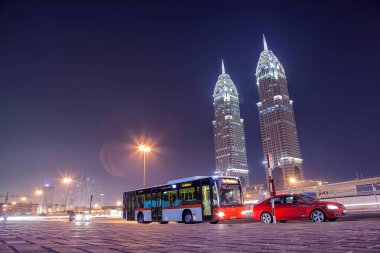 BAE/Dubai - 26 Eylül 2012 - otobüs durağı adam ikiz kuleleri ile