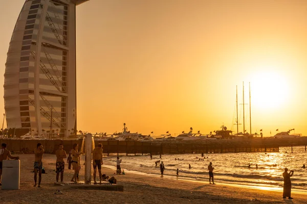 Emirados Árabes Unidos / DUBAI - 26 SEP 2012 - Pôr do sol no famoso hotel Burj Al Arab — Fotografia de Stock