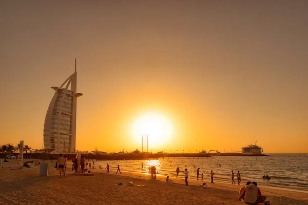 Spojené arabské emiráty/Dubai - 26 září 2012 - západ slunce na slavný hotel Burj Al Arab — Stock fotografie