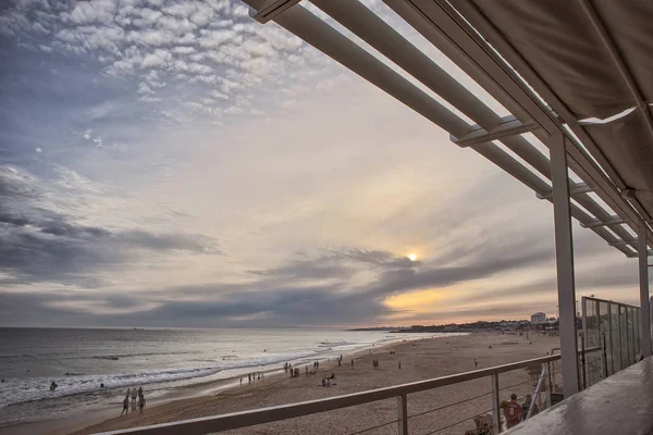 Restaurant luifel met uitzicht op het strand bij zonsondergang — Stockfoto