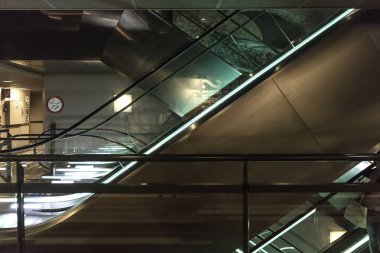 Yürüyen merdivenler ile yeşil ışık