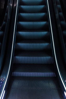 Mavi ışık ile yürüyen merdiven