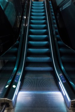Mavi ışık ile yürüyen merdiven