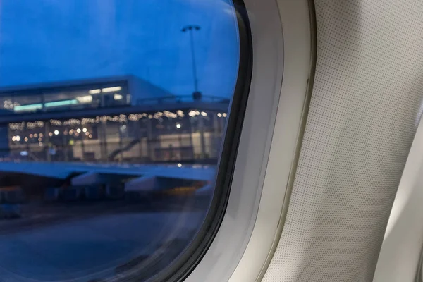 View through the airplane window to the passenger terminal of sc — Stock Photo, Image