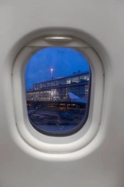 Δείτε μέσα από το παράθυρο του αεροπλάνου με τον τερματικό αεροσταθμό επιβατών του sc — Φωτογραφία Αρχείου