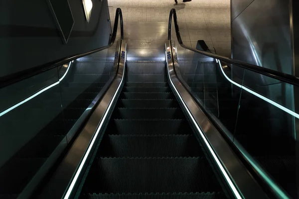 Escaliers roulants avec lumière bleue — Photo