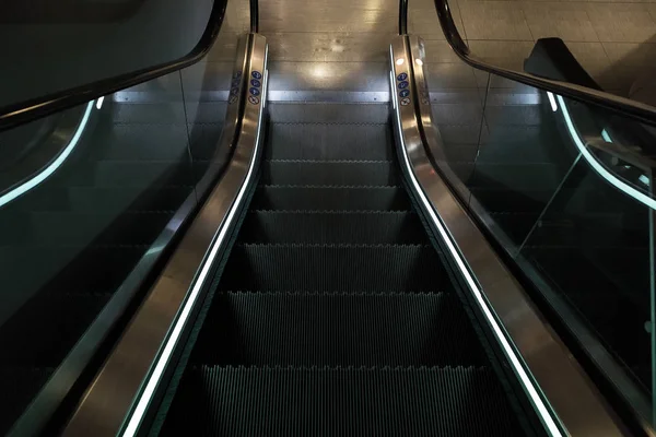 Roltrappen met blauw licht — Stockfoto