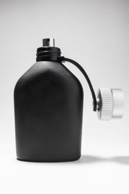 Siyah renk beyaz arka plan üzerinde izole adamla bir parfüm