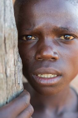 Dundo/Angola - 23 Nisan 2015 - Afrika kırsal çocuk anlamlı bağlantı noktası