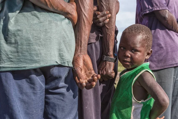 到达/安哥拉-2015 年 4 月 23 日-非洲农村儿童表达宝 — 图库照片