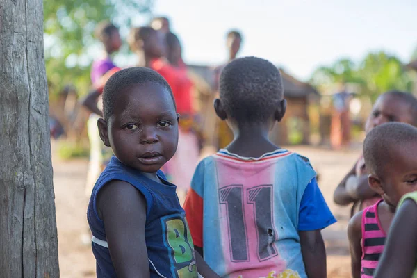 Dundo/Angola - 23 kwietnia 2015 - portret chłopca wiejskich Afryki. Du — Zdjęcie stockowe