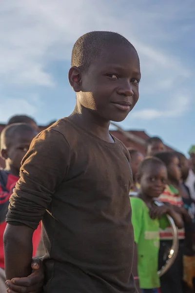 DUNDO / ANGOLA - 23 DE ABRIL DE 2015 - Retrato de niño rural africano. Du. —  Fotos de Stock