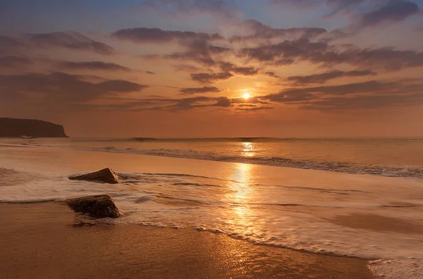Pôr-do-sol da hora dourada na praia do cabo ledo, angola — Fotografia de Stock