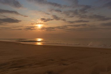 Günbatımı cape ledo plajda, angola.
