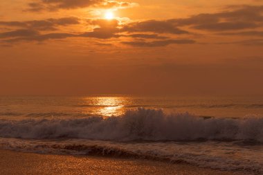 Gün batımı ile denizin dalgaları.