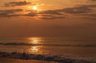 Gün batımı ile denizin dalgaları.