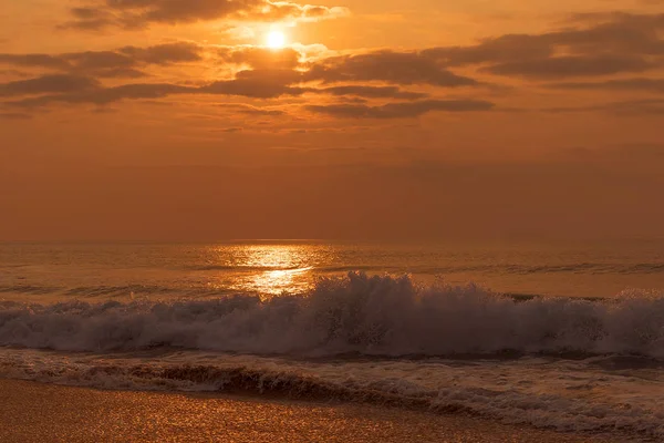 Κύματα στη θάλασσα με ηλιοβασίλεμα. — Φωτογραφία Αρχείου