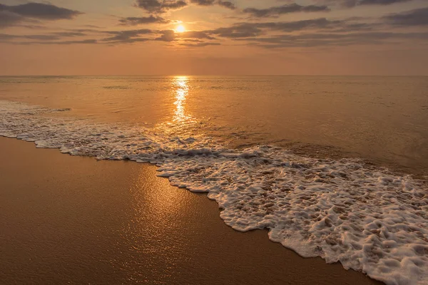 Κύματα στη θάλασσα με ηλιοβασίλεμα. — Φωτογραφία Αρχείου