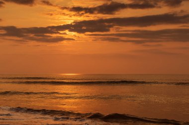 Cabo ledo plajda Angola güzel gün batımı. Dalgalar ile. Dramatik