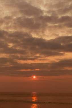 Cabo ledo plajda Angola güzel gün batımı. Dalgalar ile. Dramatik
