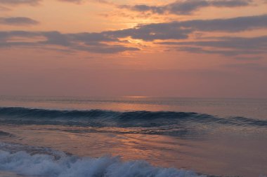 Cabo ledo plajda Angola güzel gün batımı. Dalgalar ile. Dramatik