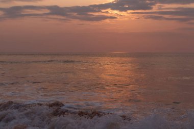 Cabo ledo plajda Angola güzel gün batımı. Dalgalar ile. Dramatik